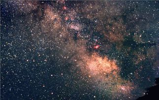 Část hvězdné oblohy kolem souhvězdí Střelce zaplněná mlhovinami. Fotografie byla pořízena obyčejnou zrcadlovkou s objektivem o ohnisku 50 mm při expozici 8 minut.
